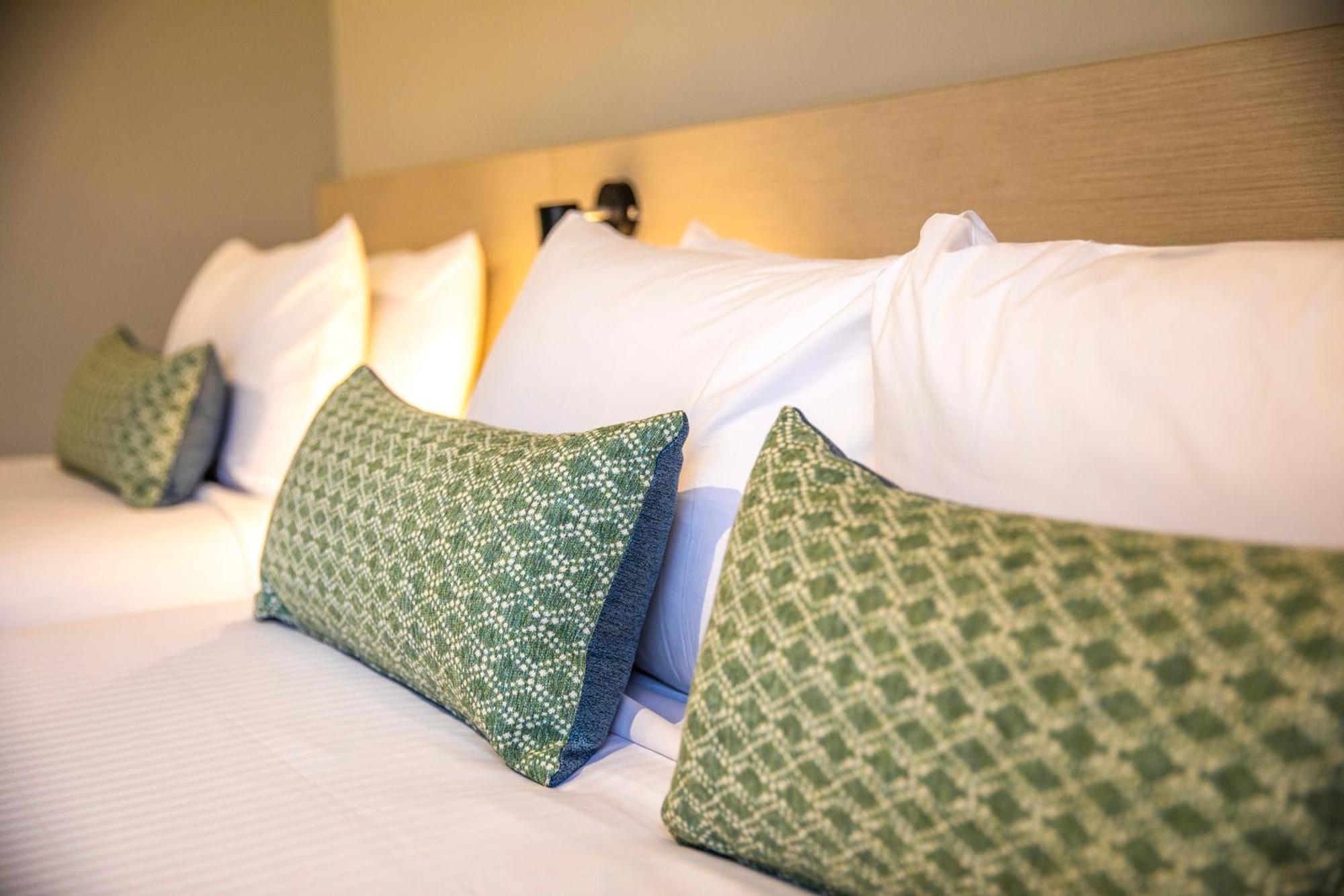 Nightcap At Queens Beach Hotel Bowen Bagian luar foto