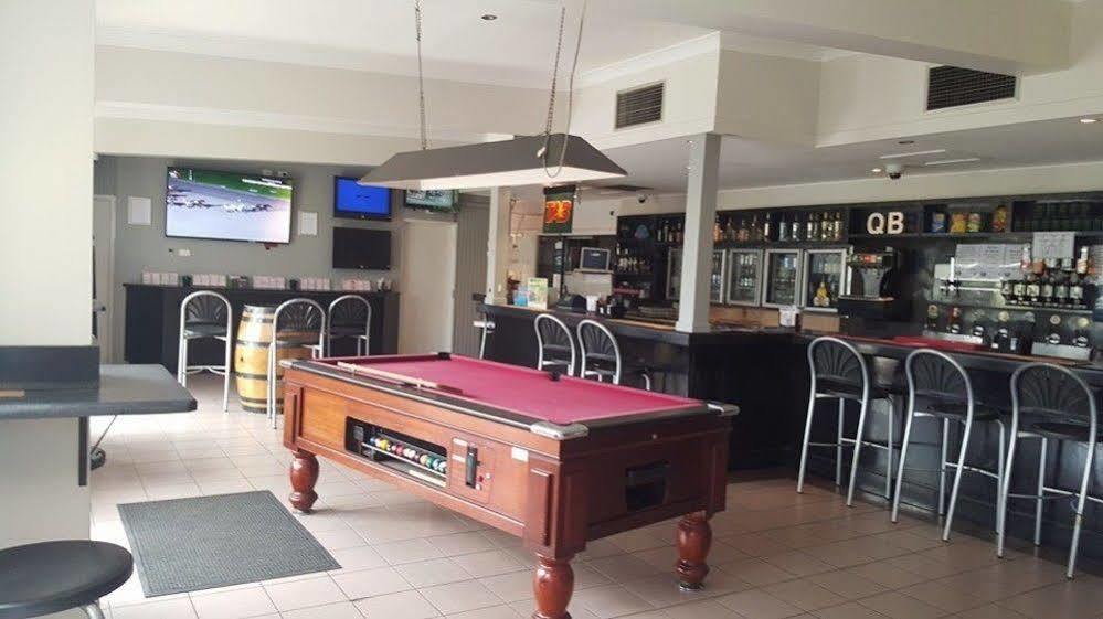 Nightcap At Queens Beach Hotel Bowen Bagian luar foto